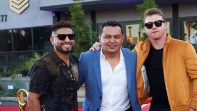 Abner Mares, Ernesto Ramírez, y Saúl “El Canelo” Álvarez en una gráfica durante la inauguración de Exclusive Cars.