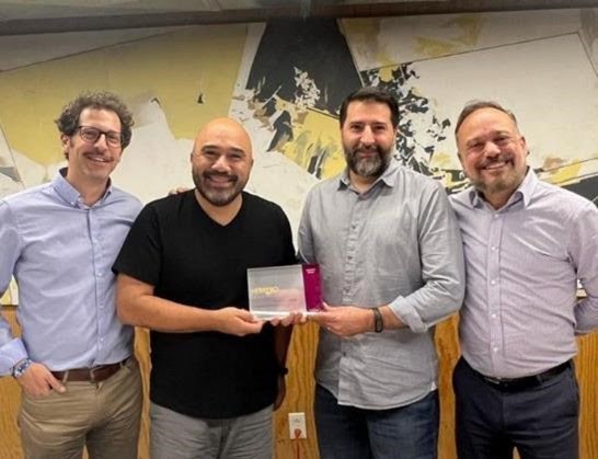 César Vacchiano, Presidente y CEO de SCOPEN, y Héctor Abanades Castro, Research Manager de SCOPEN, entregaron el trofeo a Pedro Egea y Christian González.