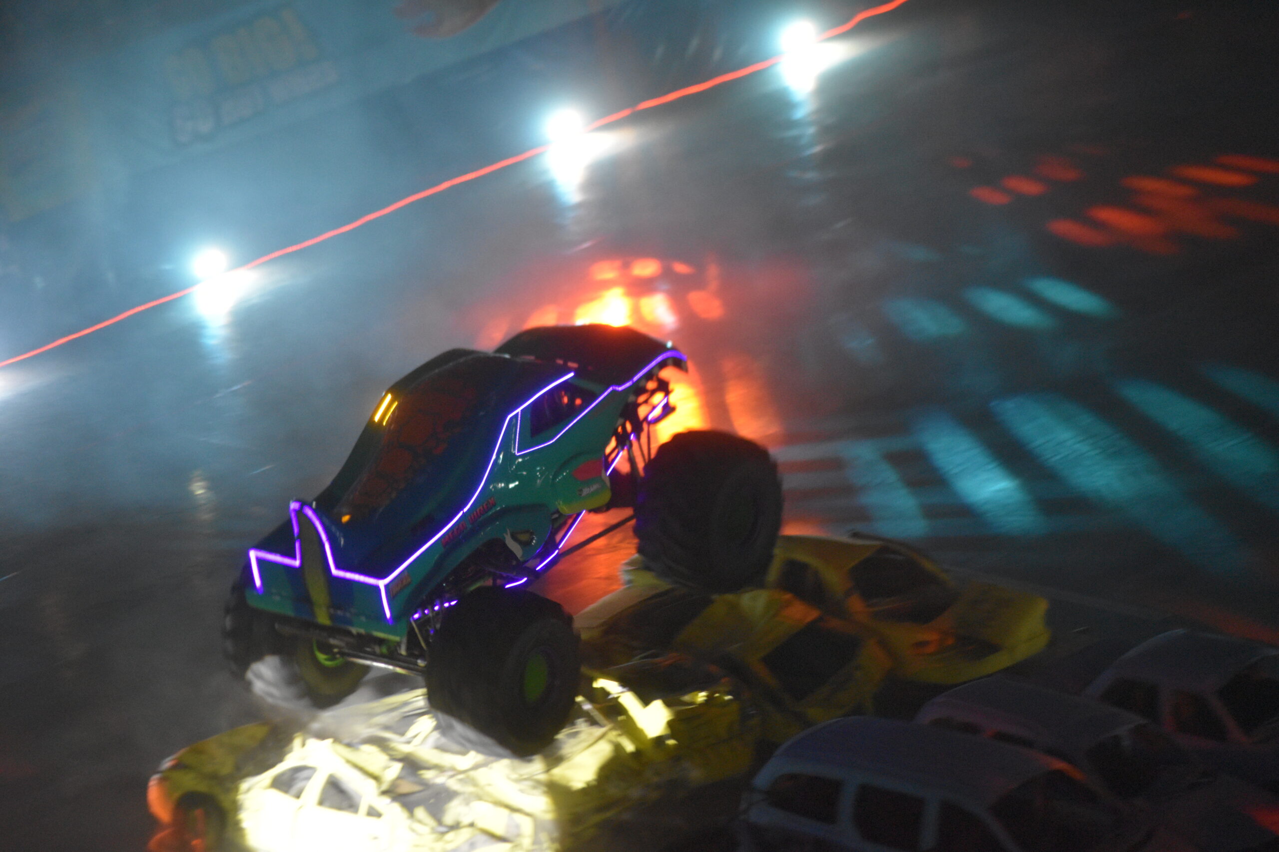 Hot Wheels Monster Trucks Live Glow Party